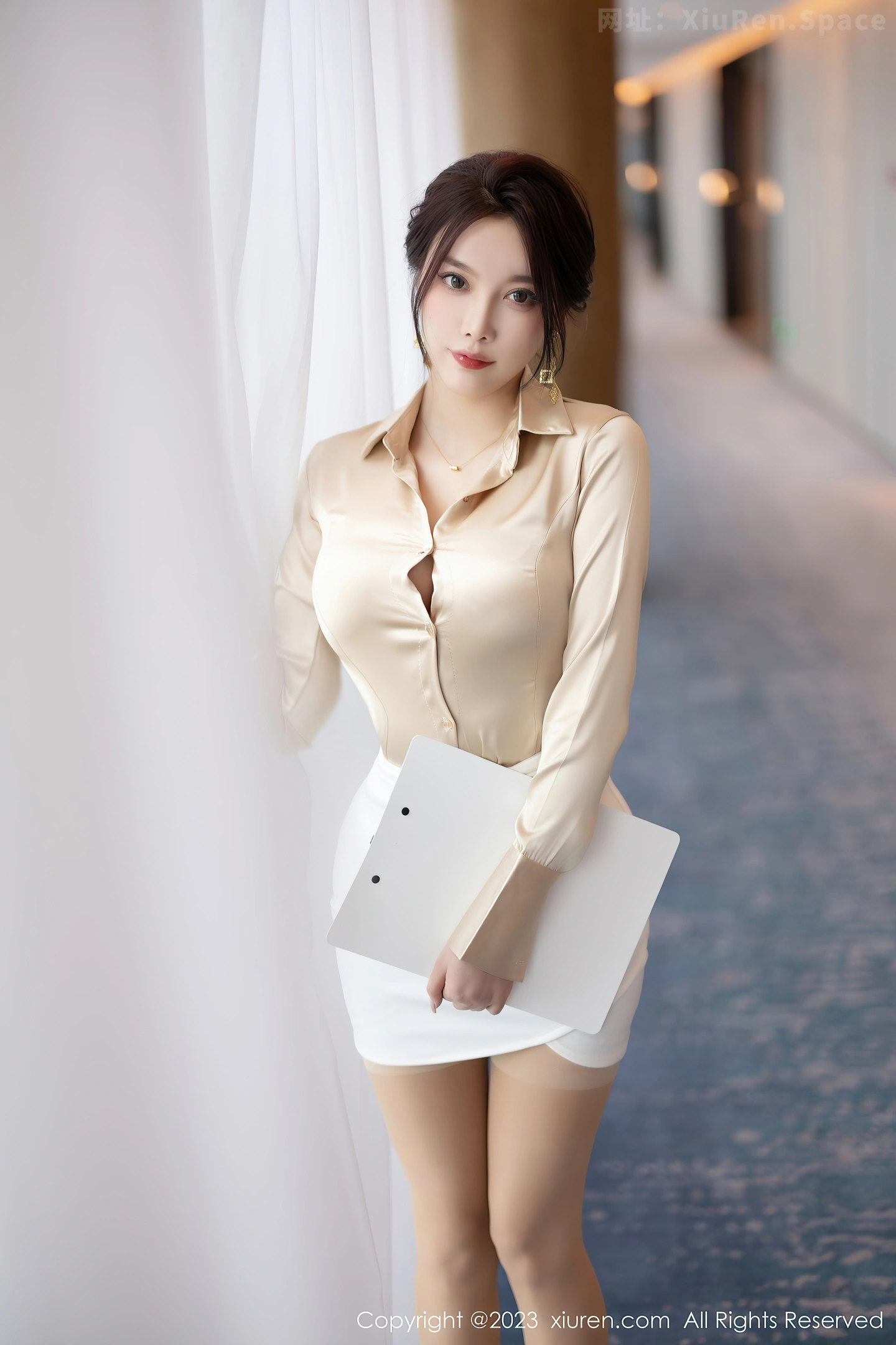 图片[4]-[XiuRen秀人网]2023.04.23 NO.6620 杨晨晨Yome 金色OL制服与白色蕾丝内衣加肉丝美腿性感私房写真集-秀人网官方网站